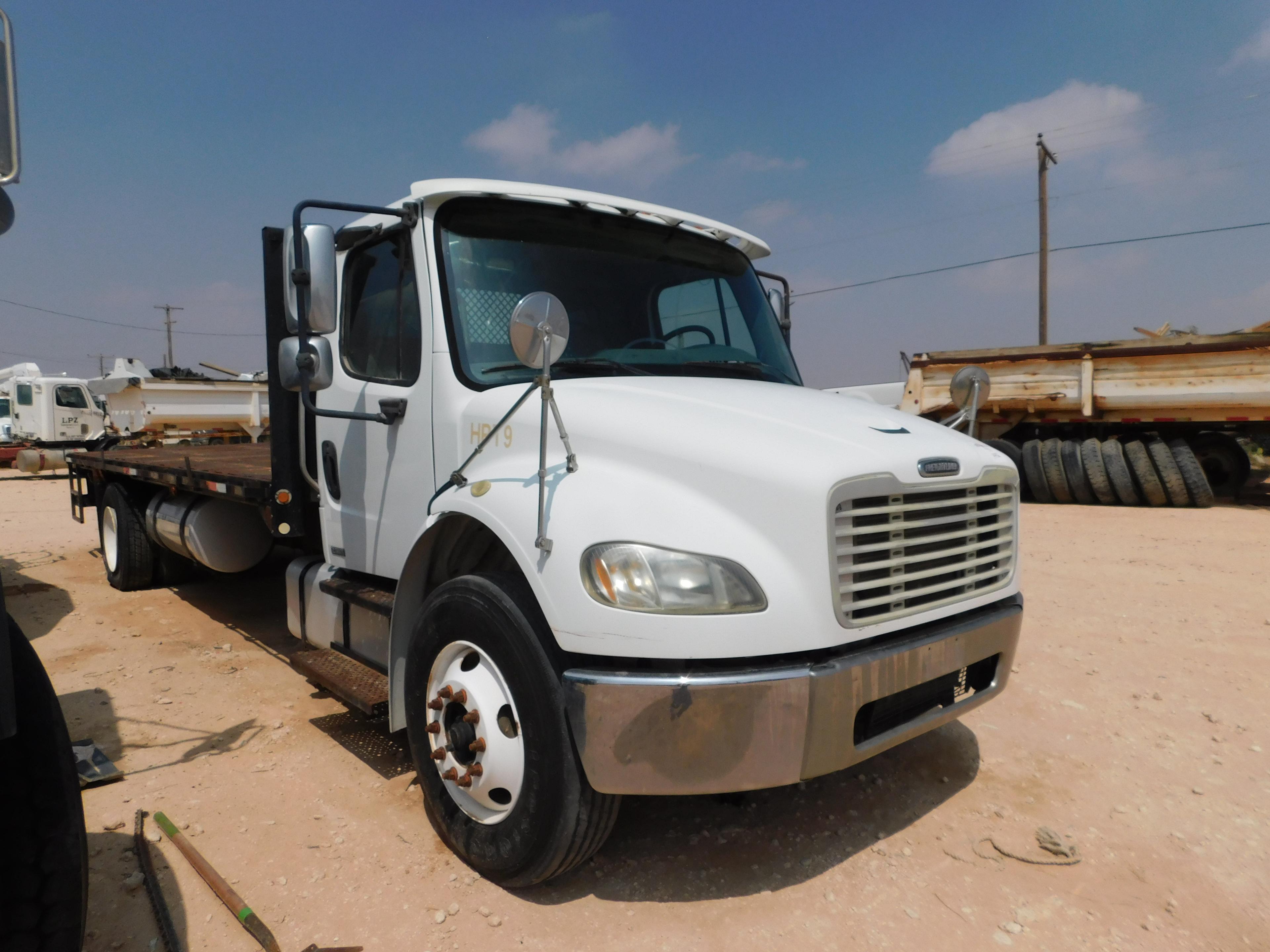 2005 FREIGHTLINER BUSINESS CLASS M2 S/A FLATBED TRUCK VIN:1FYACXDC55DY16478 P/B: