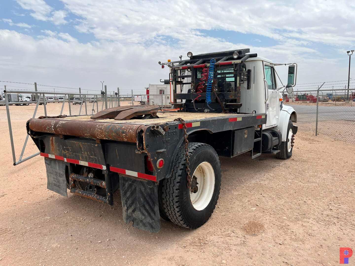 2000 INTERNATIONAL 4900 4X2 S/A DAYCAB WINCH TRUCK