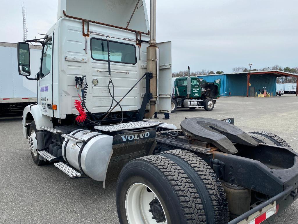 2006 Volvo VNM Truck, VIN # 4v4m19gf56n426652