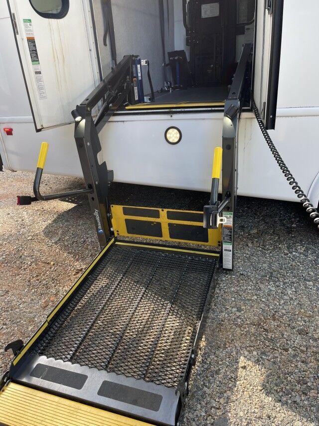2015 International Starcraft Bus 34 Passenger with Wheelchair Lift