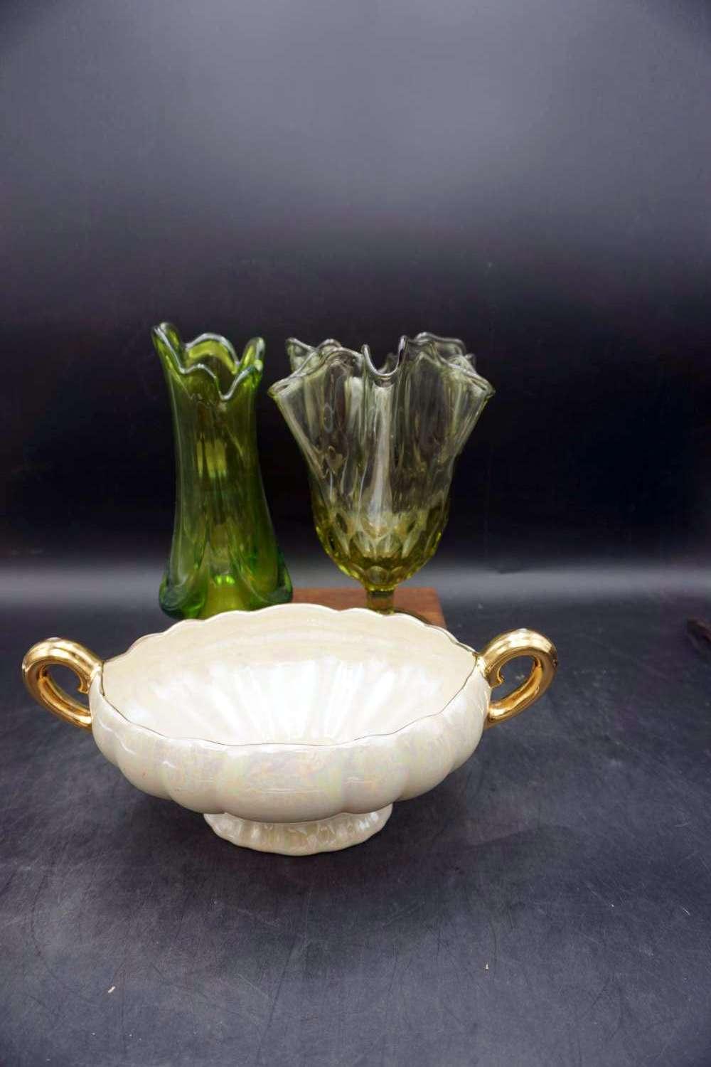 Lot os 3, Decorative bowl and vases