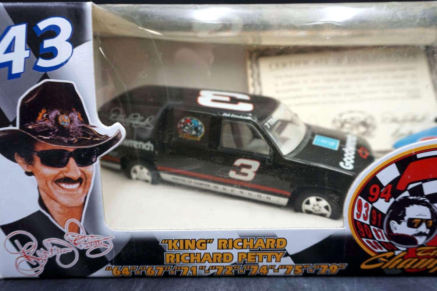 Two Truck Limited Edition, Richard Petty & Dale Earnhardt 1/25