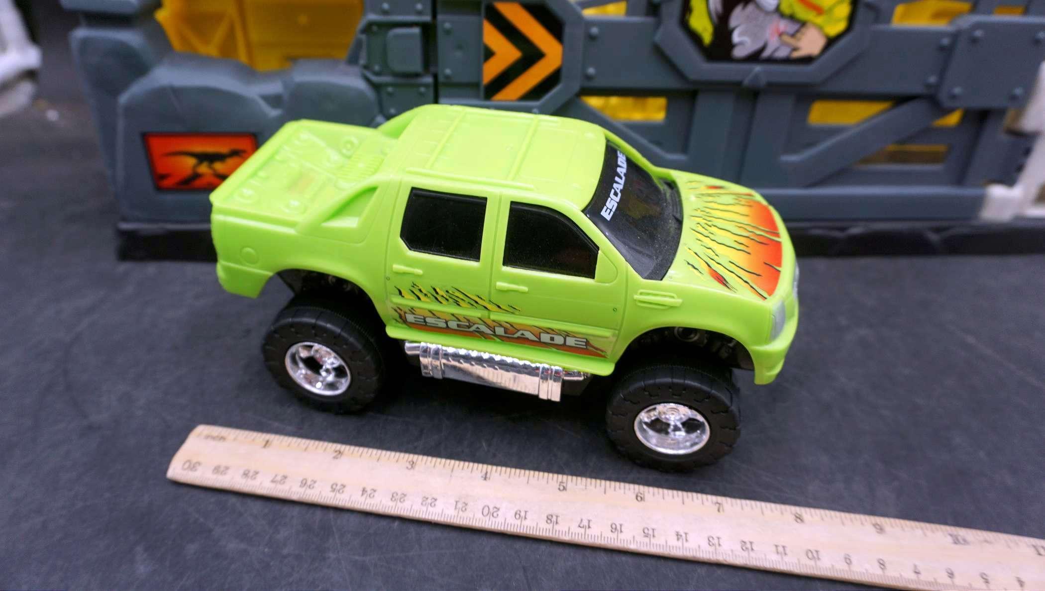 Dinosaur Park Toy & Escalade Pickup