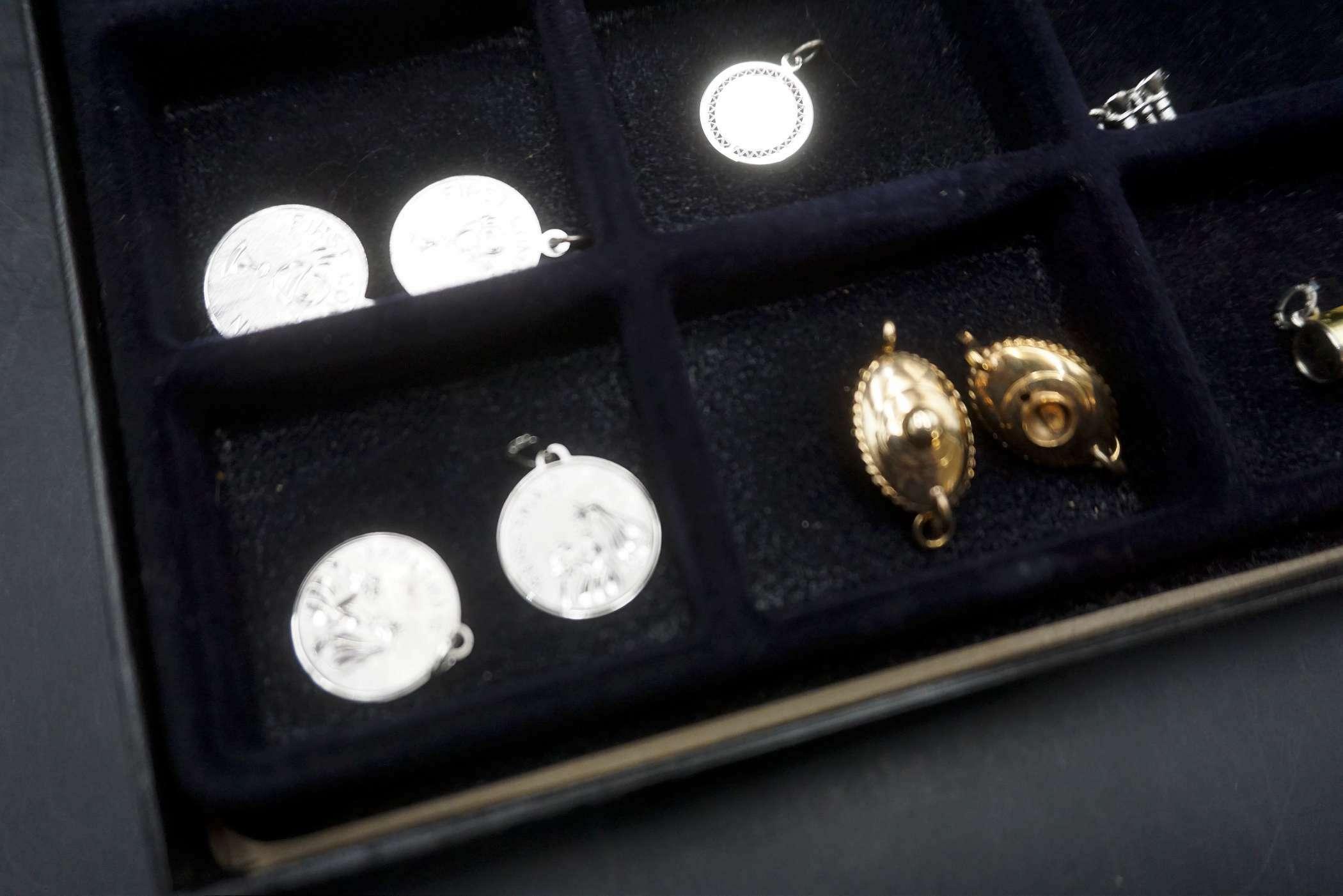 Pendants & Jewelry Case (Crack In Lid)