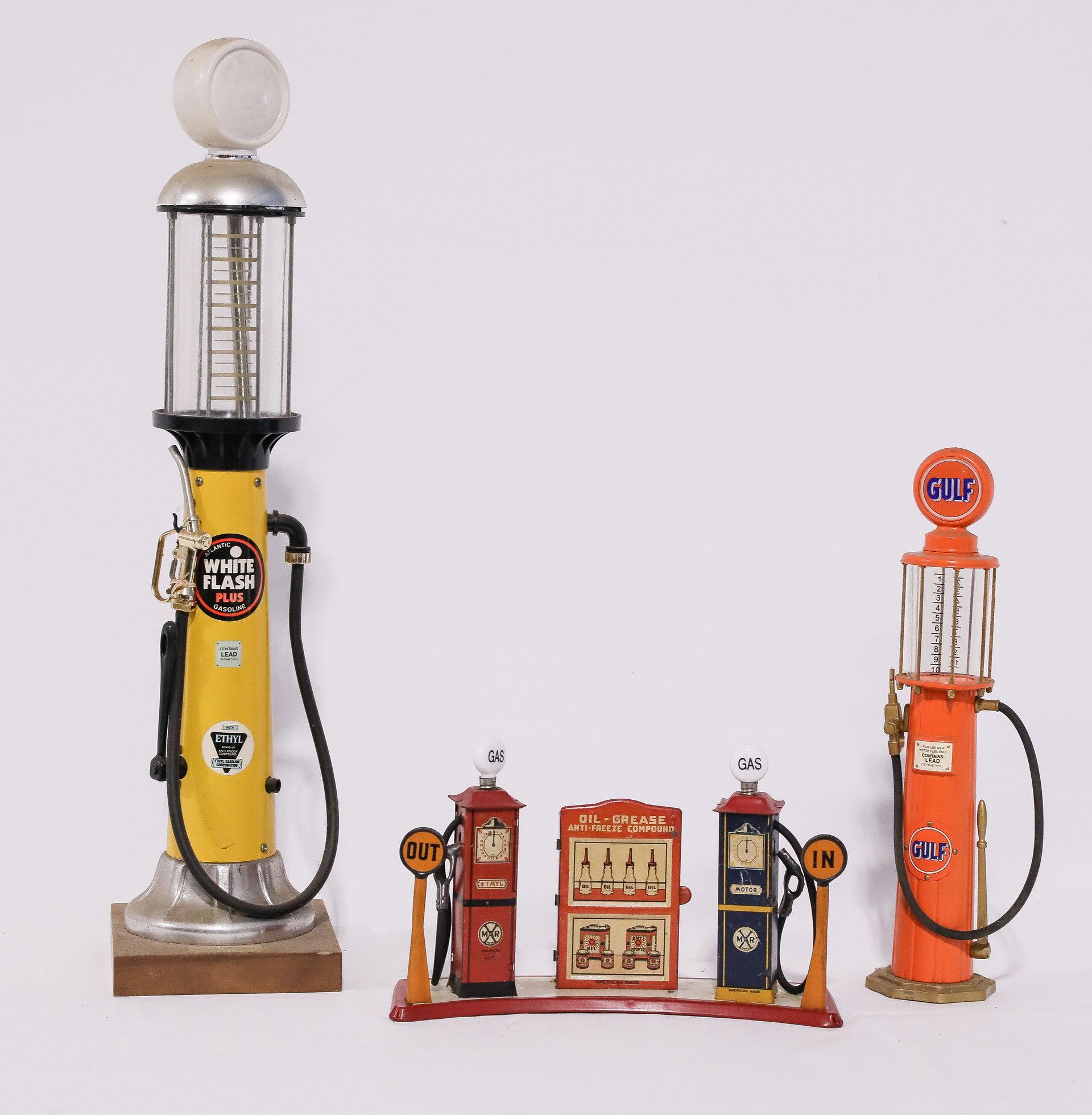 Marx Toys Gas Pump & Oil - Grease Island plus 2 Visible Collectable Pumps