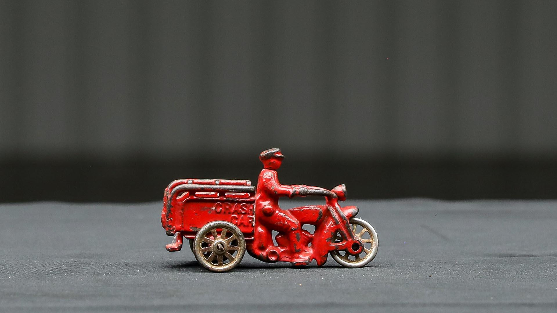 Hubley Indian Motorcycle Cast Iron Crash Car