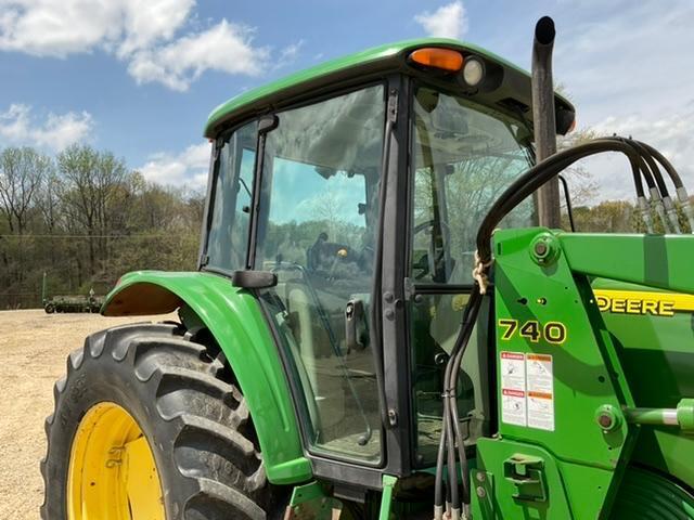 JOHN DEERE 6715 Tractor w/ Loader