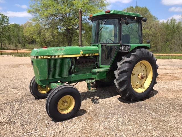 JOHN DEERE 2950 Tractor