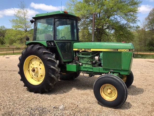 JOHN DEERE 2950 Tractor