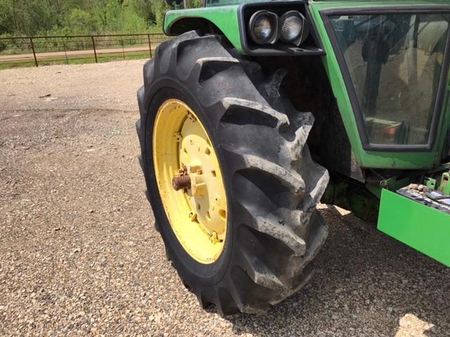 JOHN DEERE 2950 Tractor