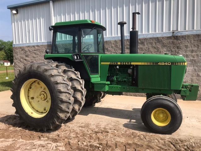 JOHN DEERE 4840 Tractor