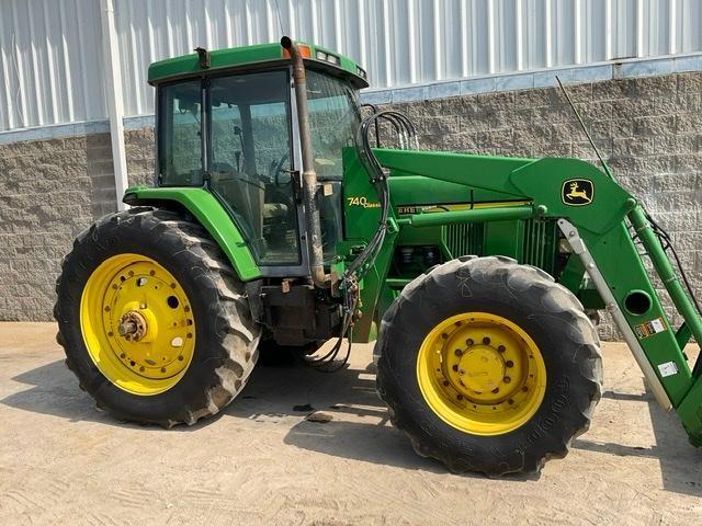 JOHN DEERE 7410 Tractor w/ Loader