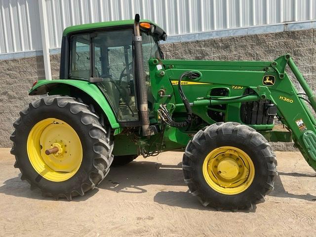 JOHN DEERE 7230 Tractor w/ Loader