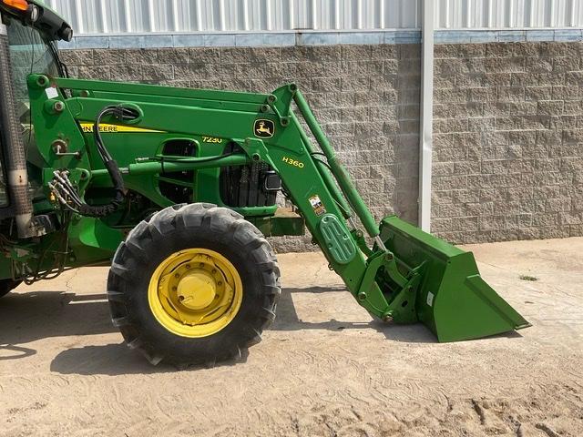 JOHN DEERE 7230 Tractor w/ Loader