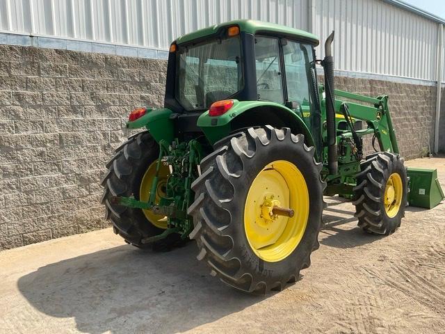 JOHN DEERE 7230 Tractor w/ Loader