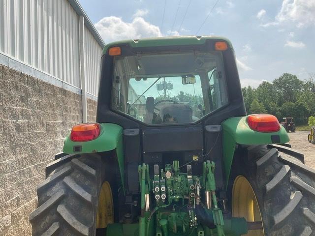 JOHN DEERE 7230 Tractor w/ Loader