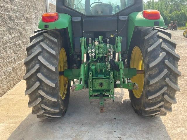 JOHN DEERE 7230 Tractor w/ Loader