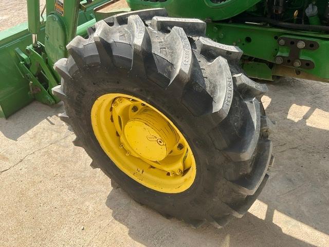 JOHN DEERE 7230 Tractor w/ Loader