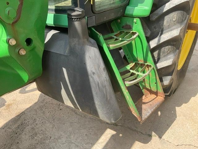 JOHN DEERE 7230 Tractor w/ Loader