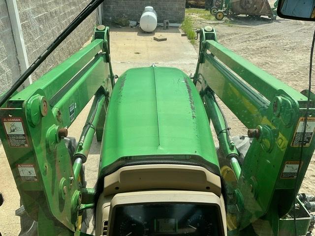 JOHN DEERE 7230 Tractor w/ Loader