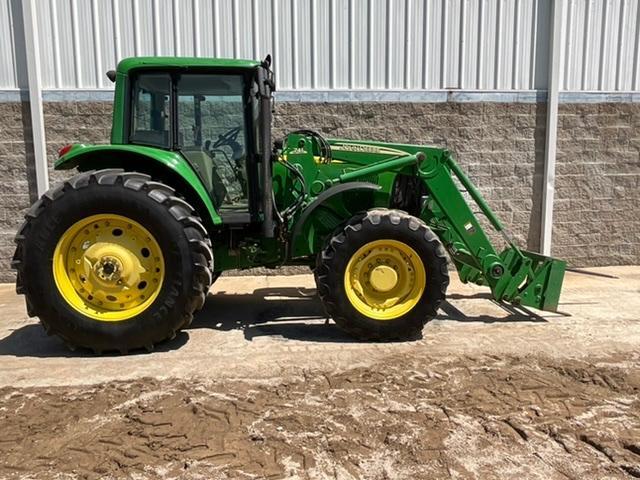 John Deere 7520 Tractor W/ JD 741 Loader