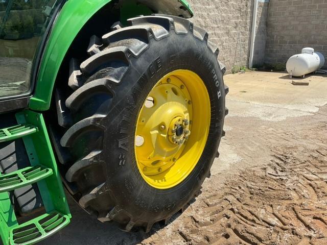 John Deere 7520 Tractor W/ JD 741 Loader