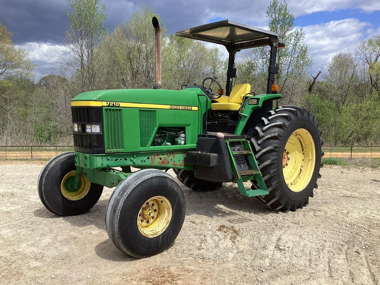 John Deere 7210 Tractor OROPS 2WD