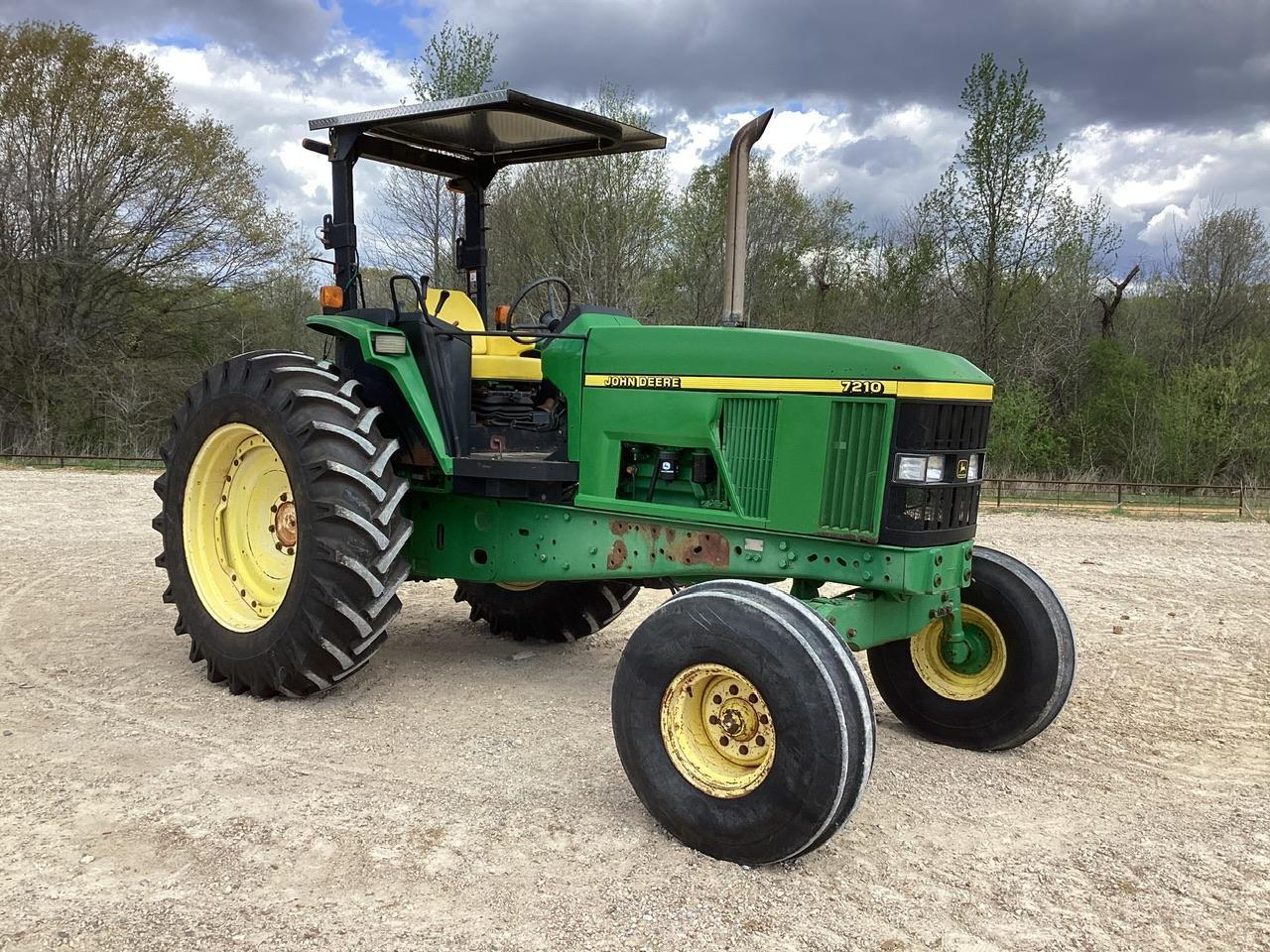 John Deere 7210 Tractor OROPS 2WD