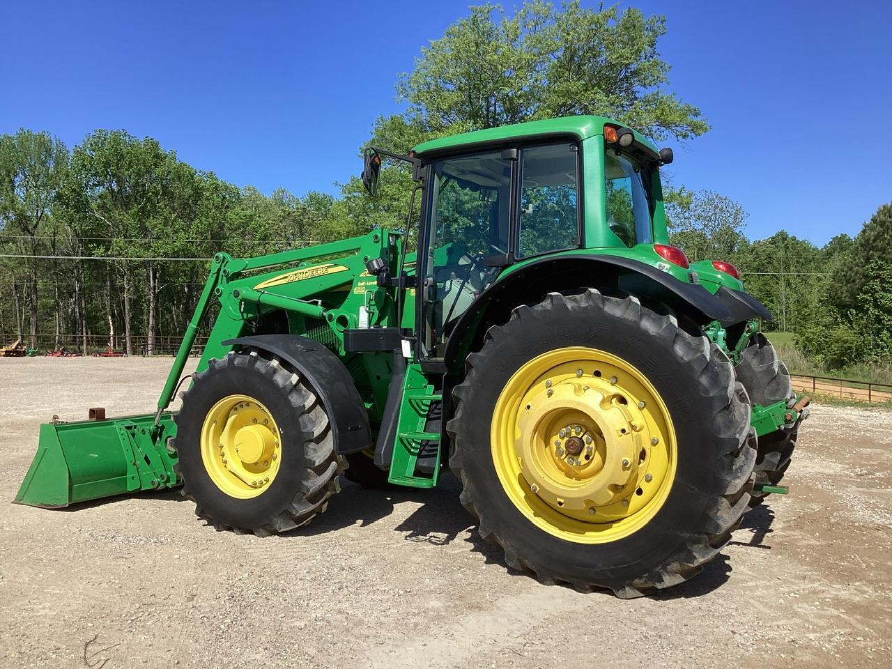 John Deere 7520 Tractor MFWD w/John Deere 741 Self Leveling Loader