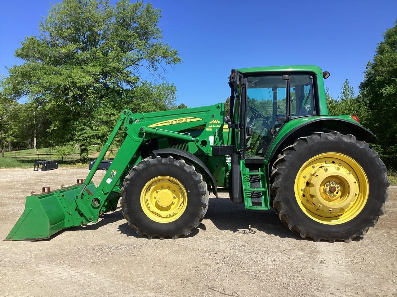 John Deere 7520 Tractor MFWD w/John Deere 741 Self Leveling Loader