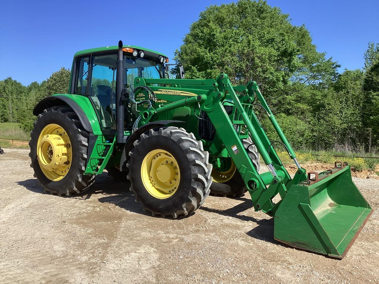 John Deere 7520 Tractor MFWD w/John Deere 741 Self Leveling Loader