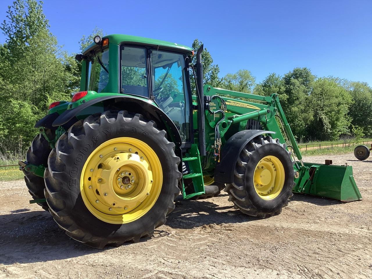 John Deere 7520 Tractor MFWD w/John Deere 741 Self Leveling Loader