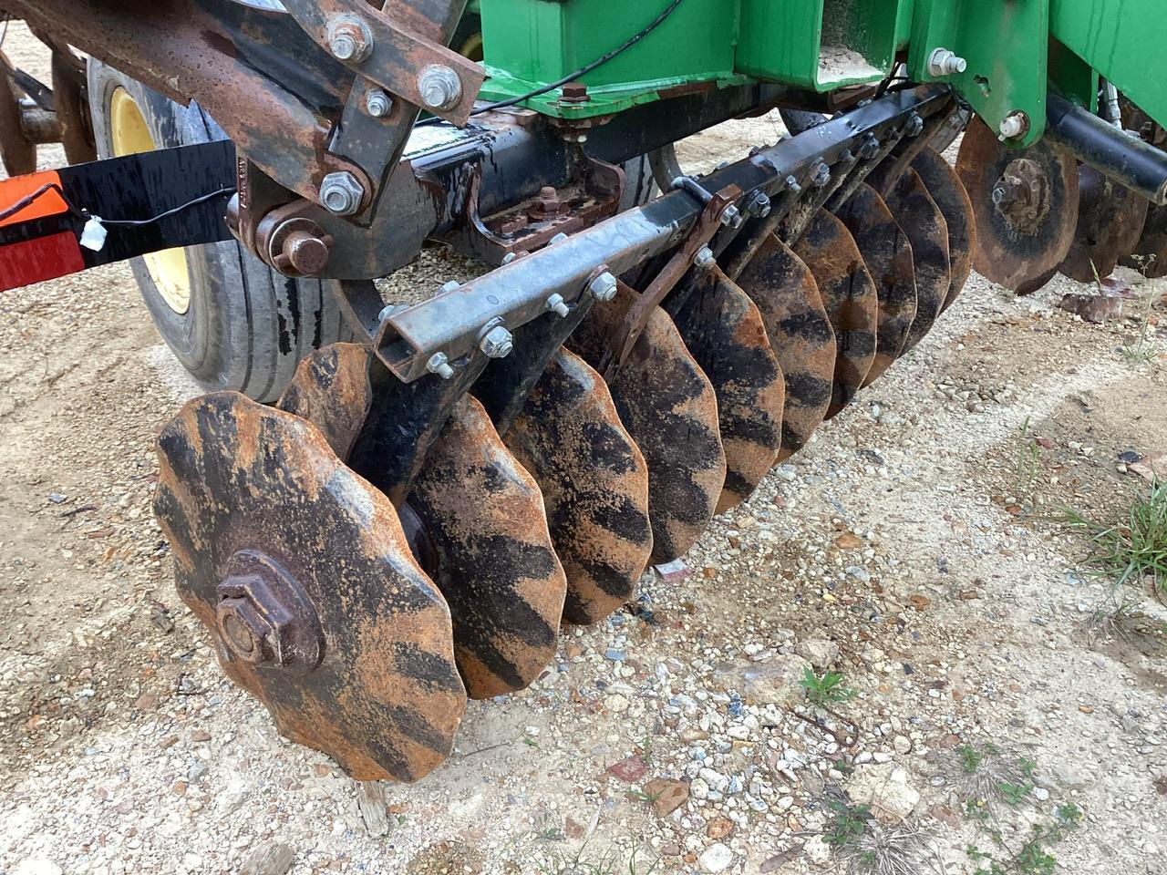 John Deere 2632VT Vertical Tillage Tool