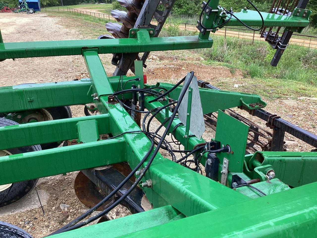 John Deere 2632VT Vertical Tillage Tool