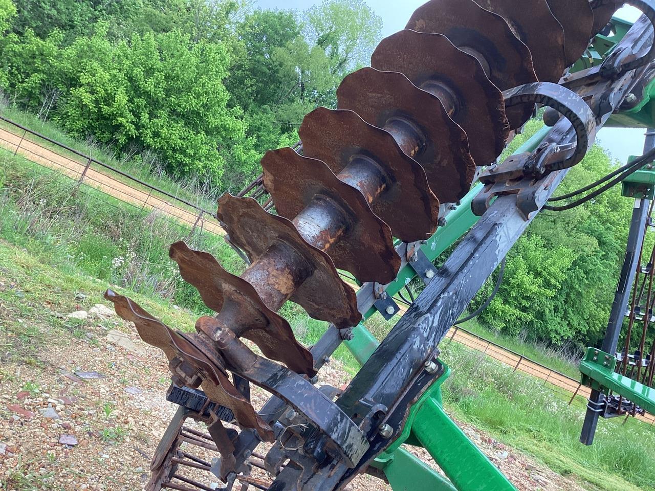 John Deere 2632VT Vertical Tillage Tool