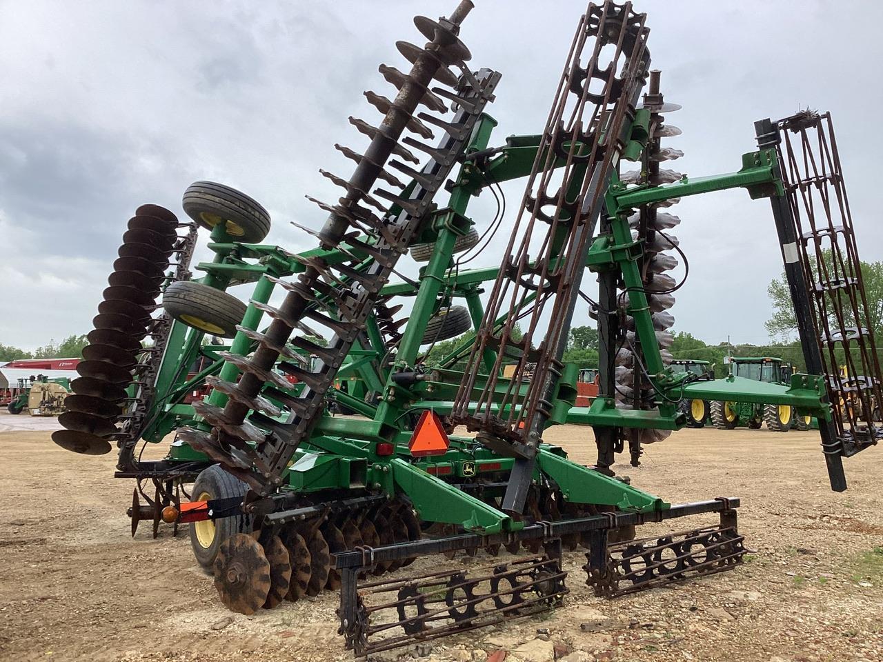 John Deere 2632VT Vertical Tillage Tool