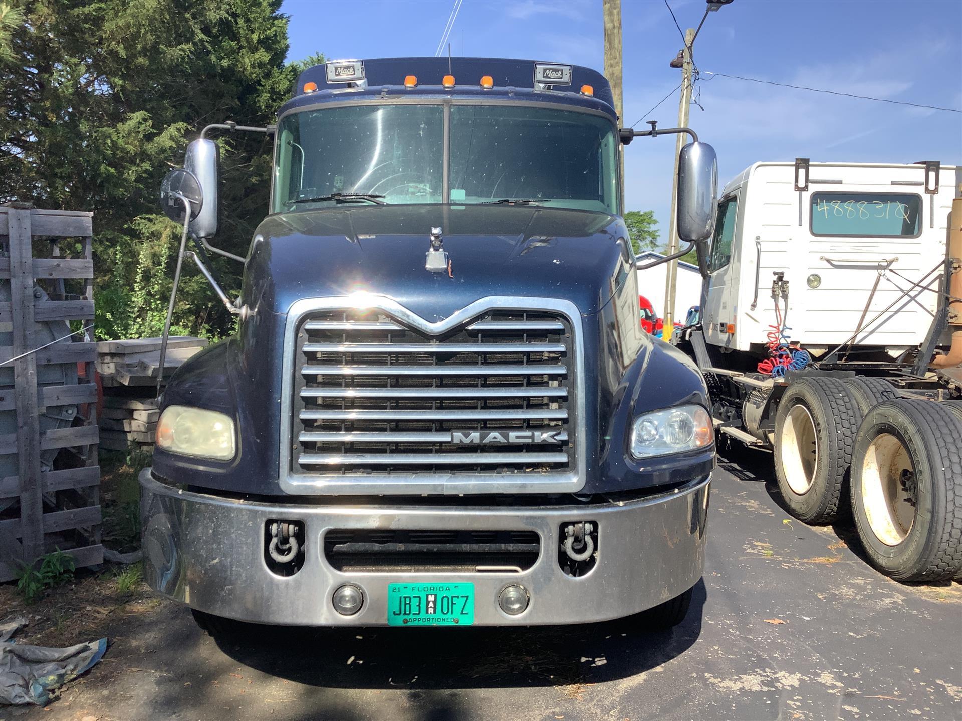 2013 MACK CXU613