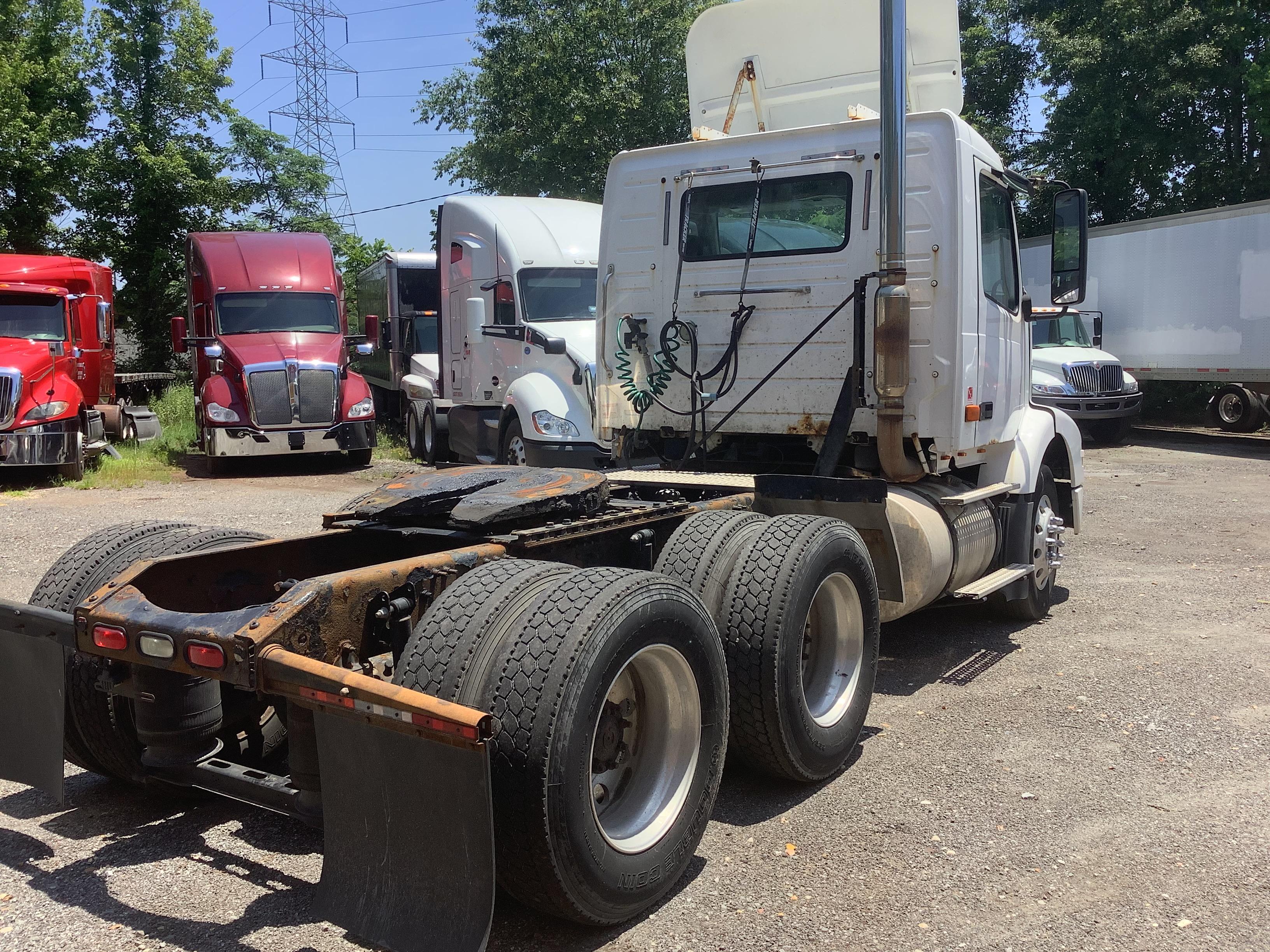 2011 VOLVO DAY CAB