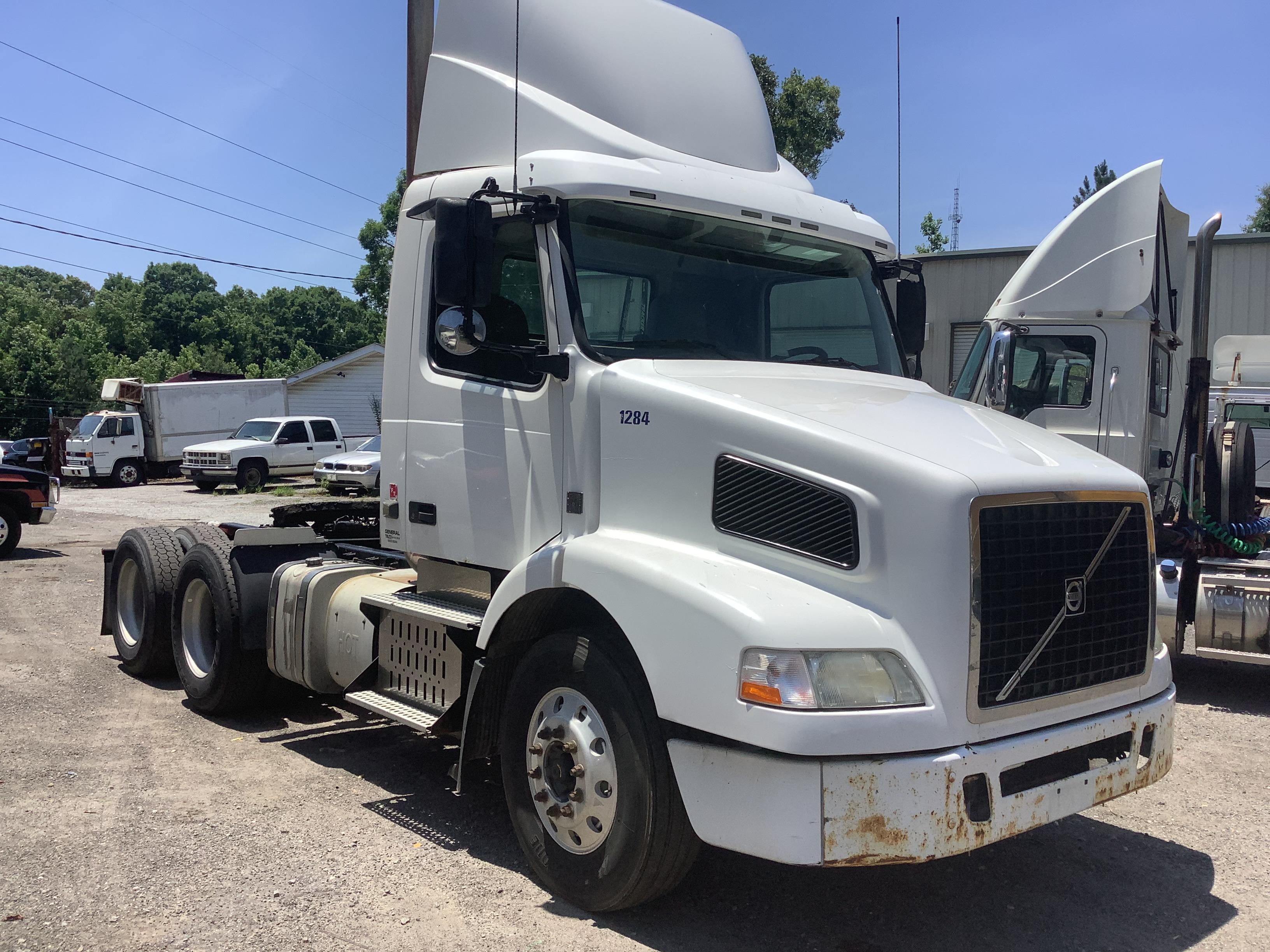 2012 VOLVO DAY CAB