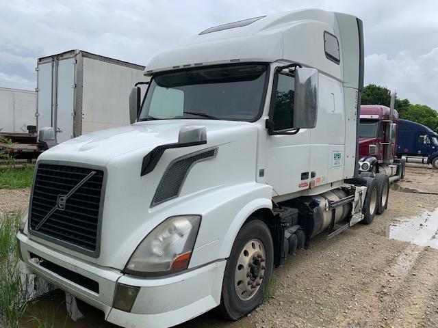 2015 VOLVO VNL670