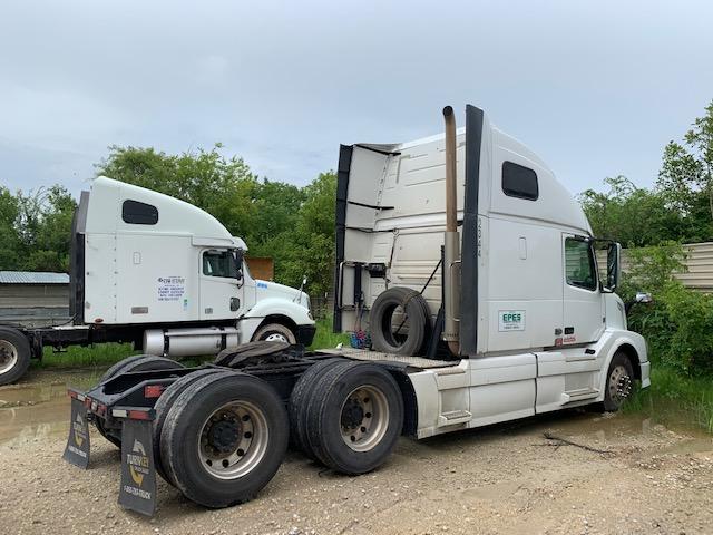 2015 VOLVO VNL670