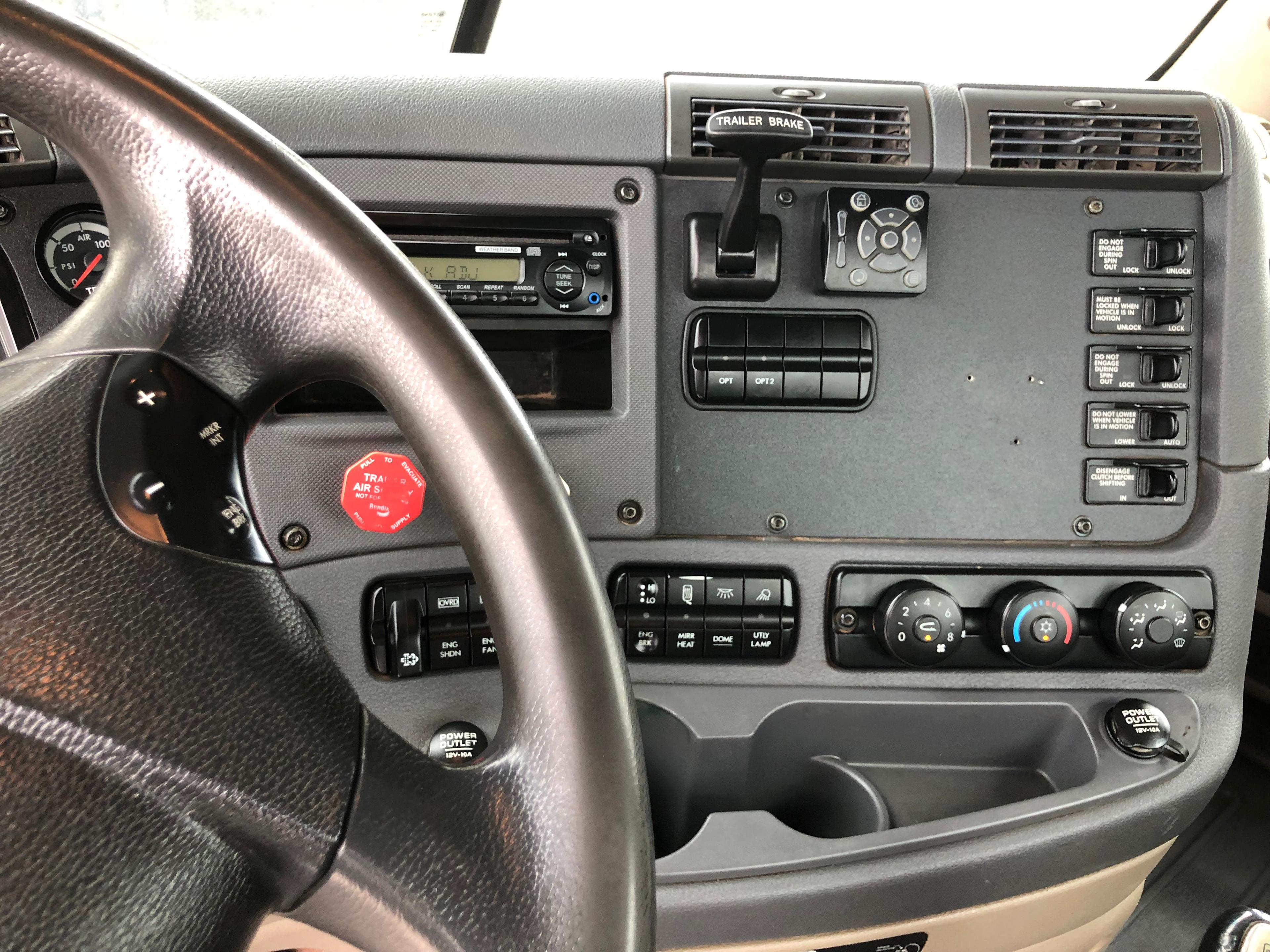 2011 FREIGHTLINER CASCADIA DAY CAB