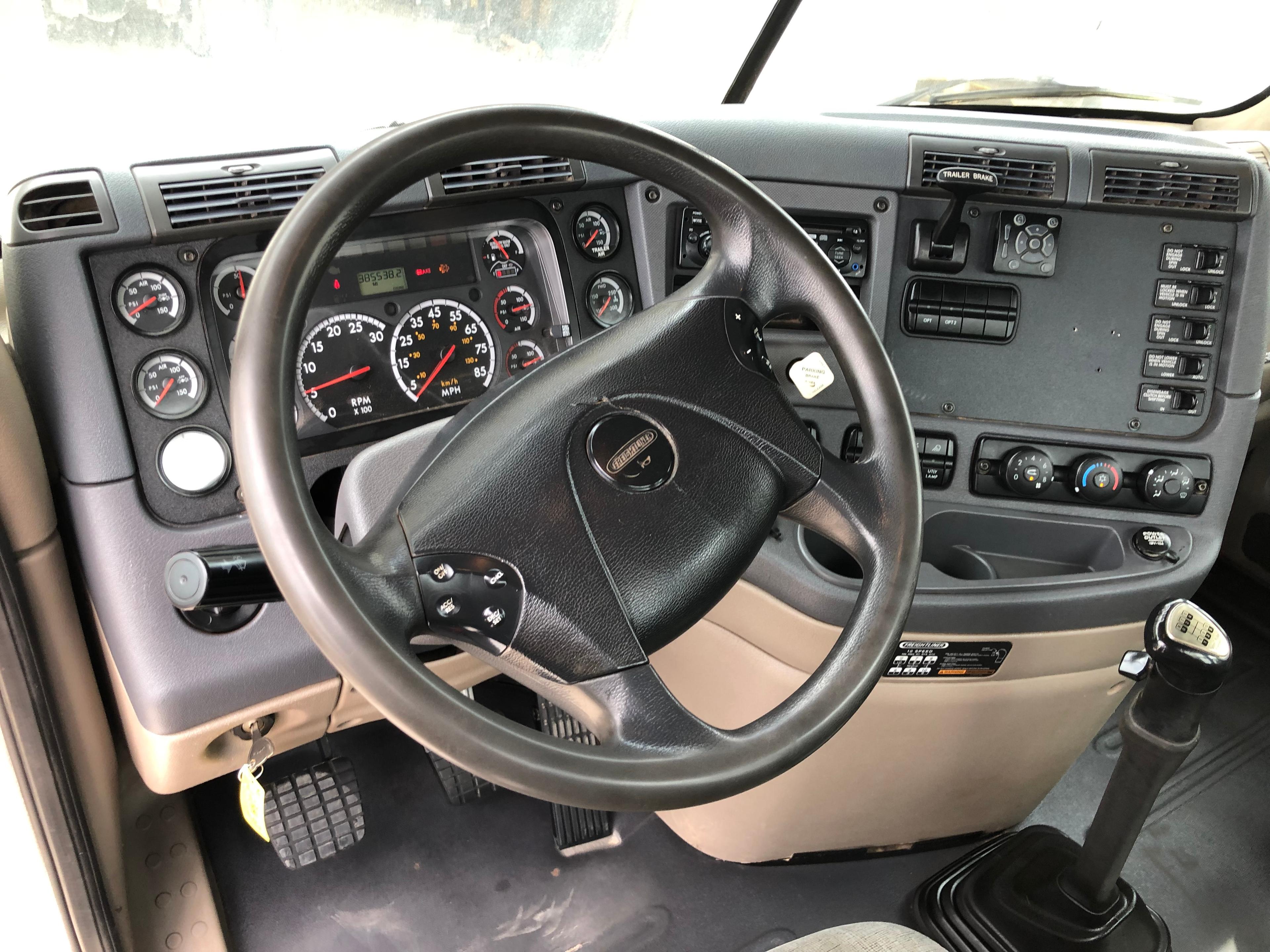 2011 FREIGHTLINER CASCADIA DAY CAB