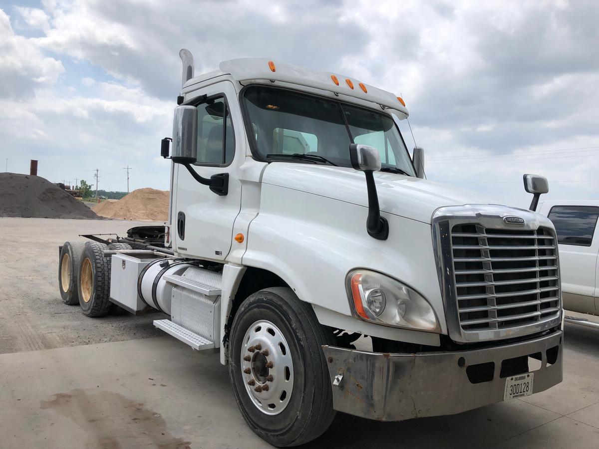 2011 FREIGHTLINER CASCADIA DAY CAB