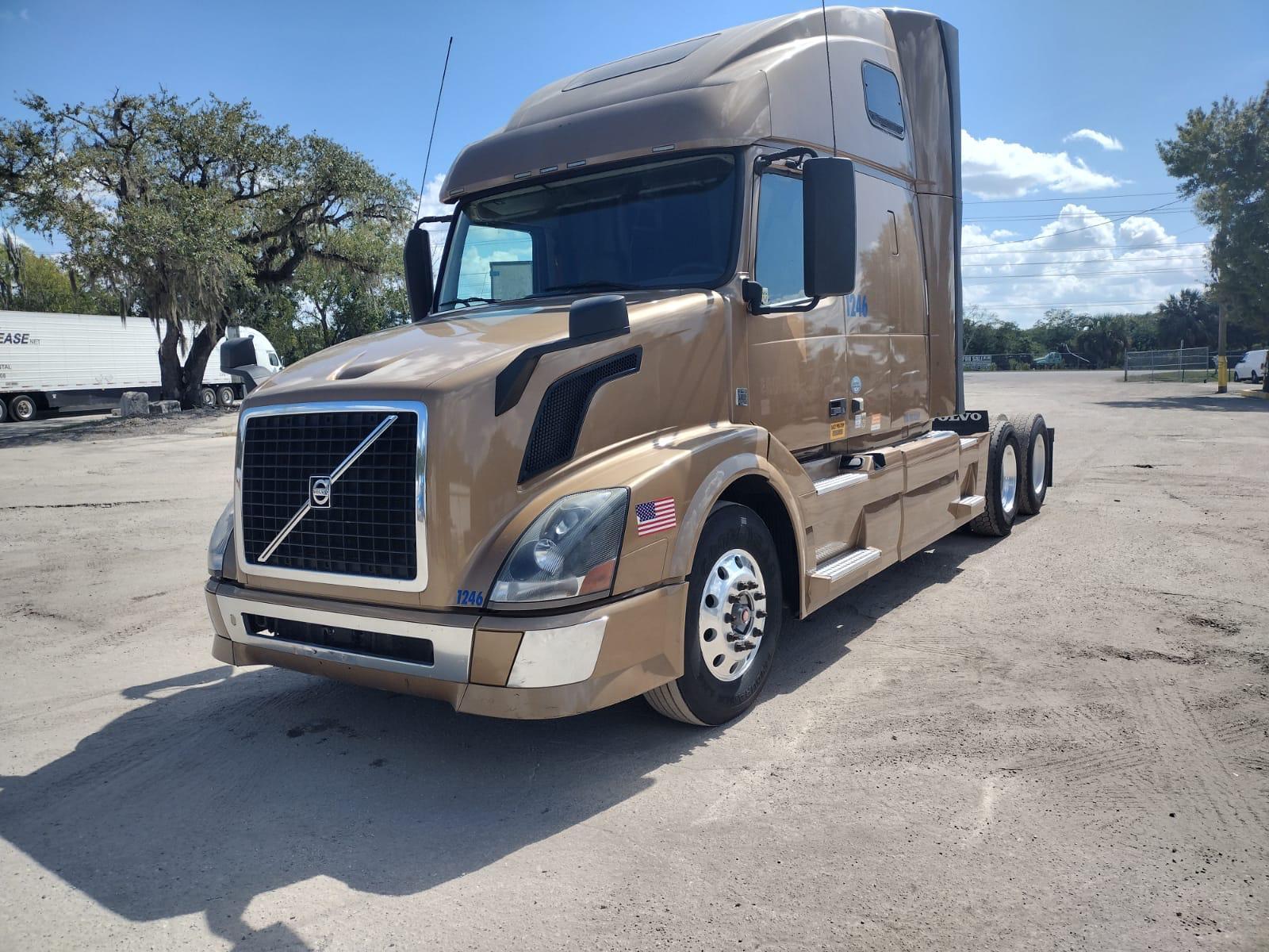 2015 VOLVO VNL670