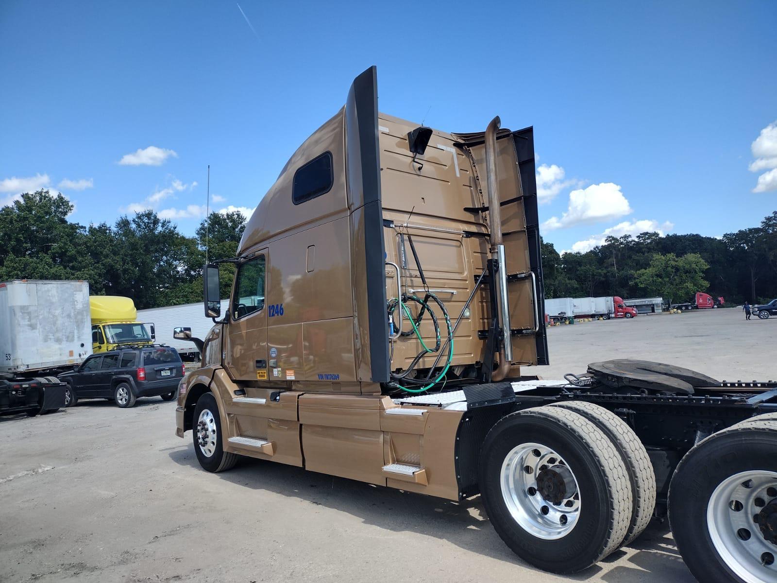 2015 VOLVO VNL670