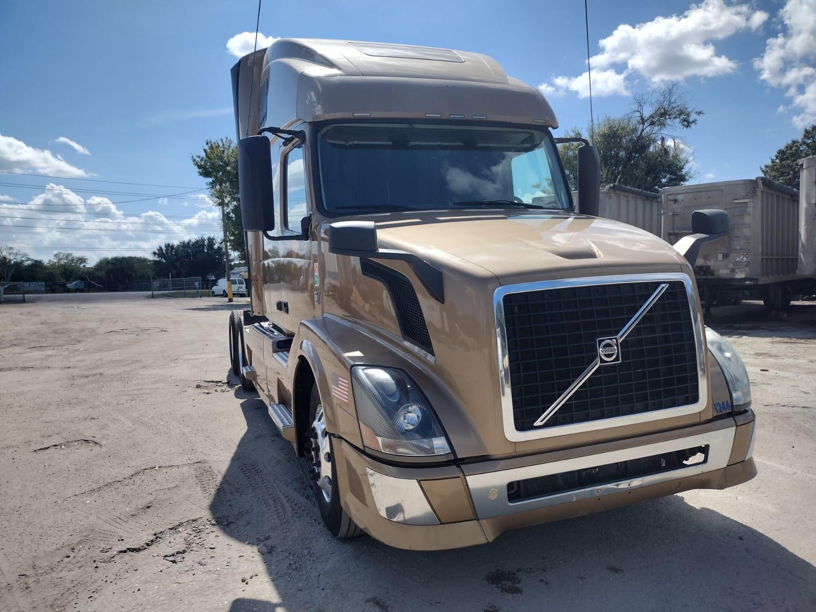 2015 VOLVO VNL670