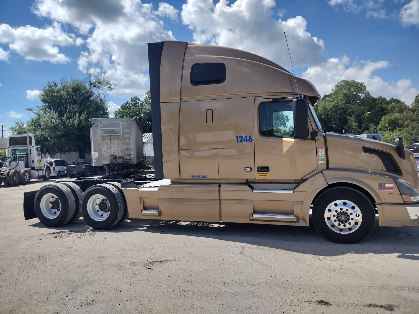 2015 VOLVO VNL670