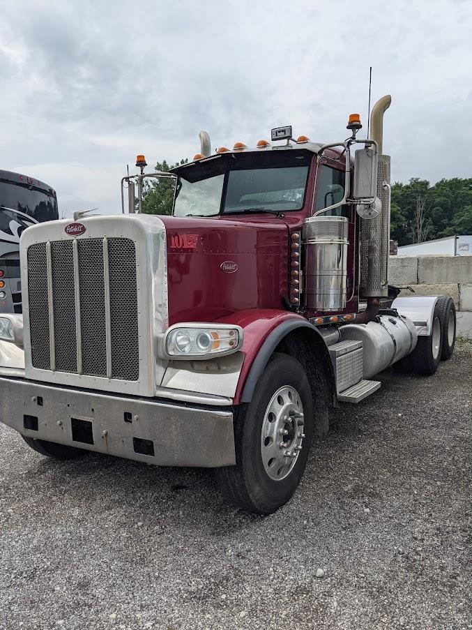 2013 PETERBILT 388 DAY CAB