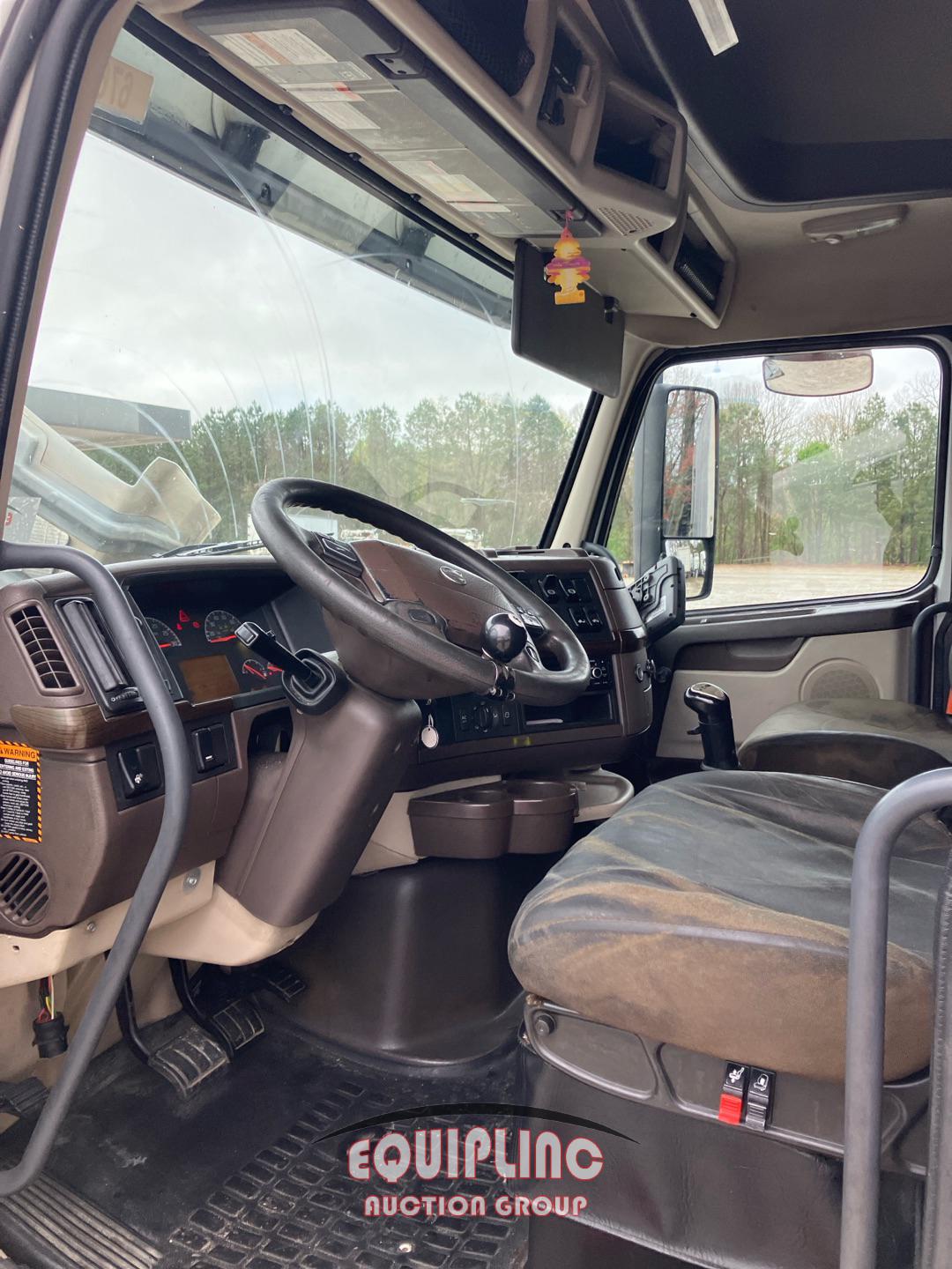 2015 VOLVO VNL64T TANDEM AXLE SLEEPER TRUCK